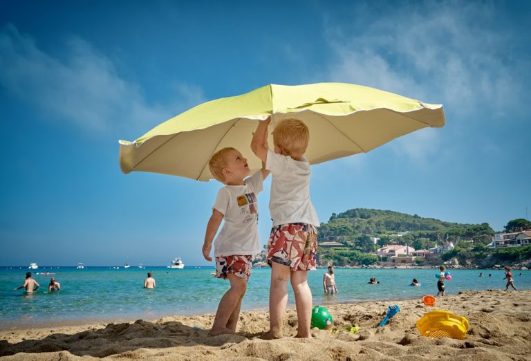 Chống nắng đúng cách giúp trẻ hóa da